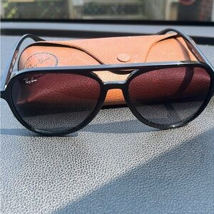 Ray-Ban Black Aviator Sunglasses Classic Design